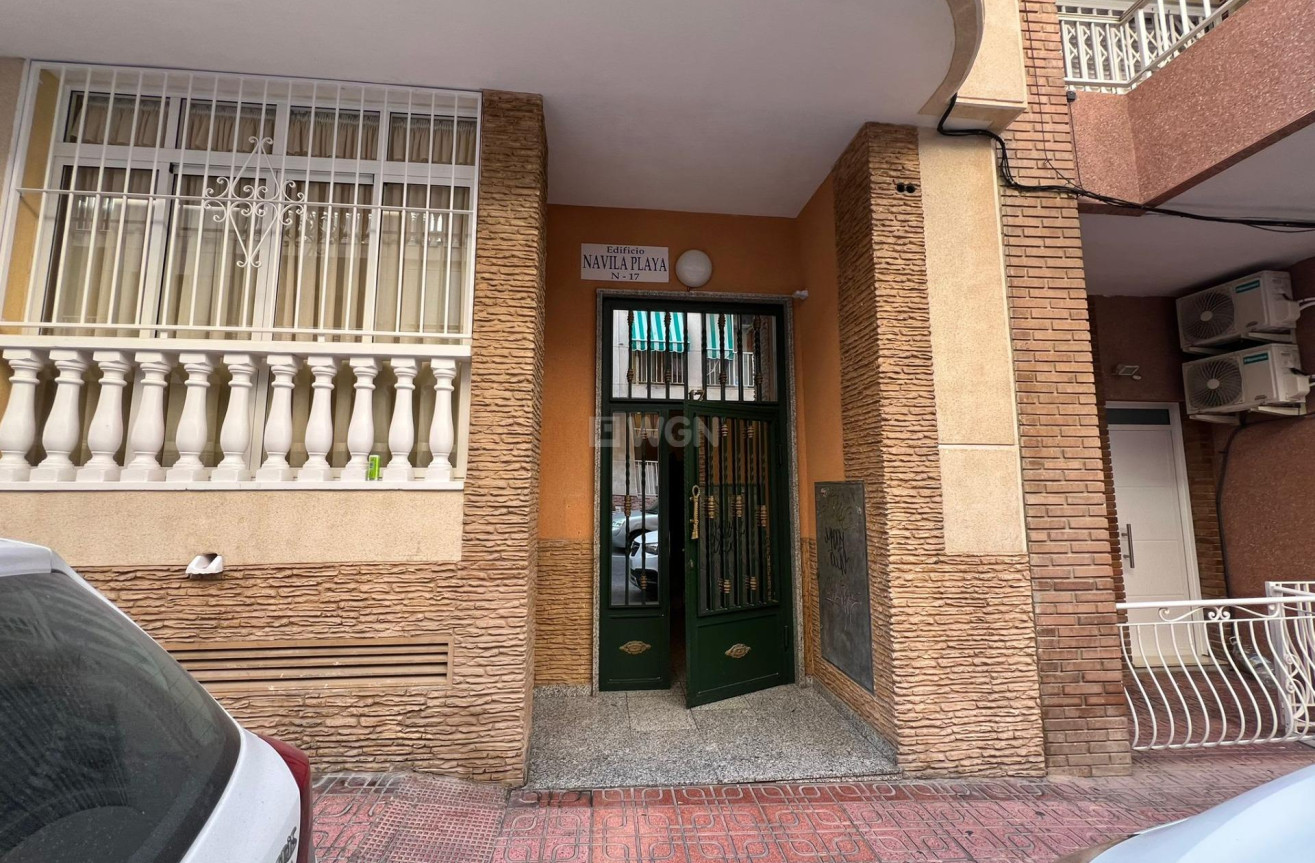 Odsprzedaż - Mieszkanie w bloku - Torrevieja - Playa de los Locos