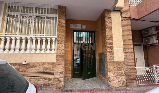 Odsprzedaż - Mieszkanie w bloku - Torrevieja - Playa de los Locos