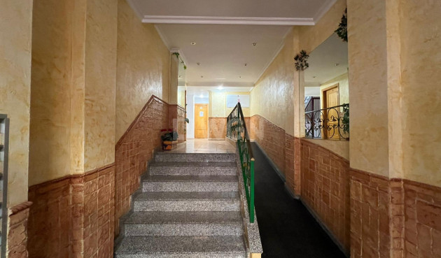 Odsprzedaż - Mieszkanie w bloku - Torrevieja - Playa de los Locos