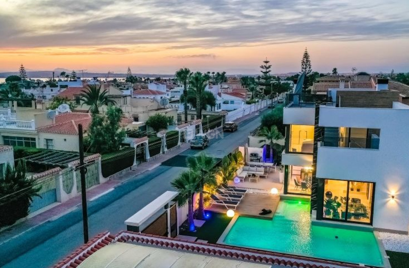 Odsprzedaż - Villa - Torrevieja - Costa Blanca