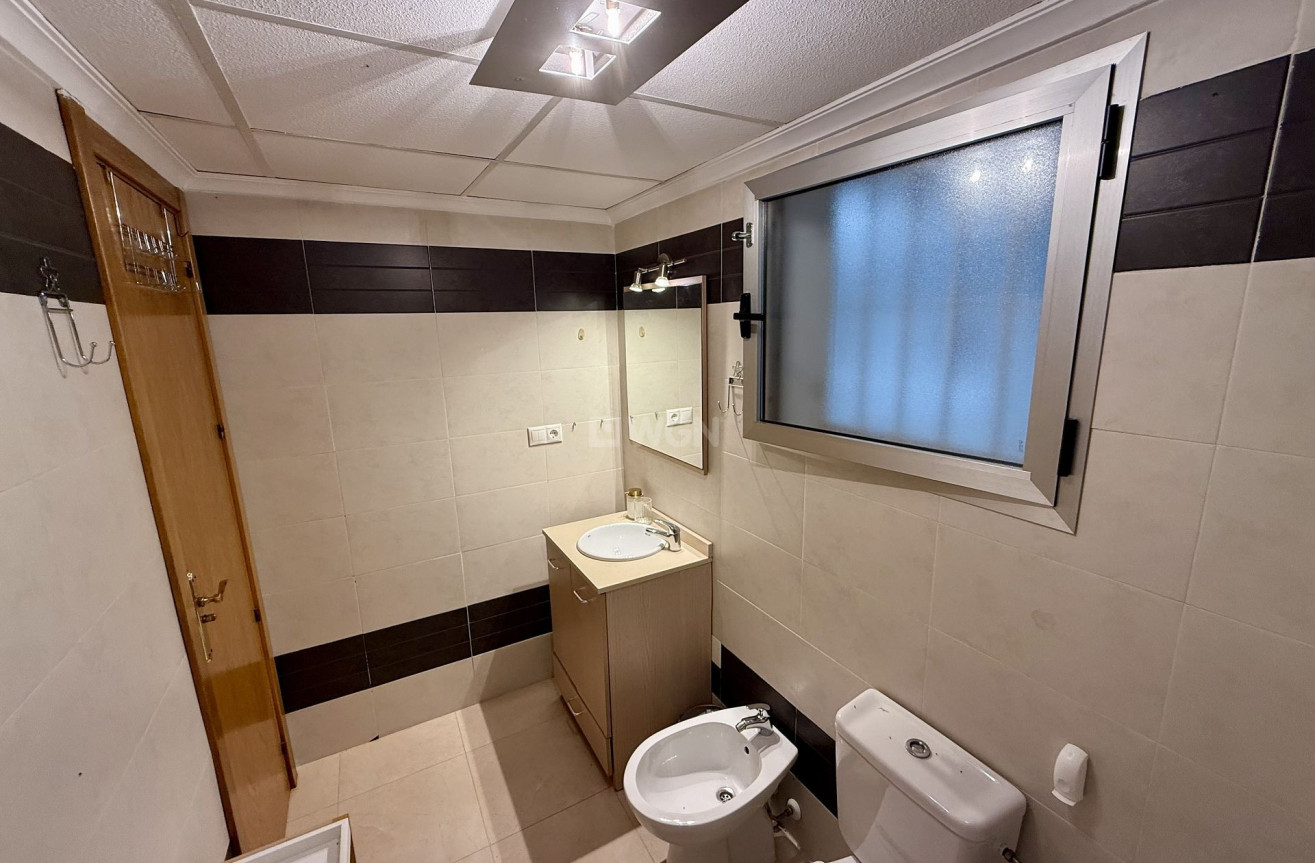 Odsprzedaż - Mieszkanie w bloku - Torrevieja - Costa Blanca