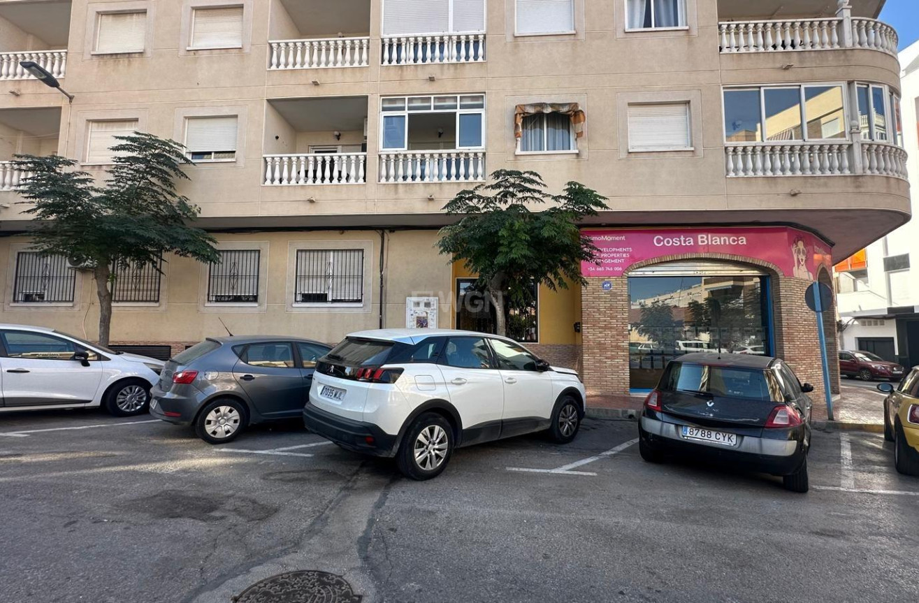 Odsprzedaż - Mieszkanie w bloku - Torrevieja