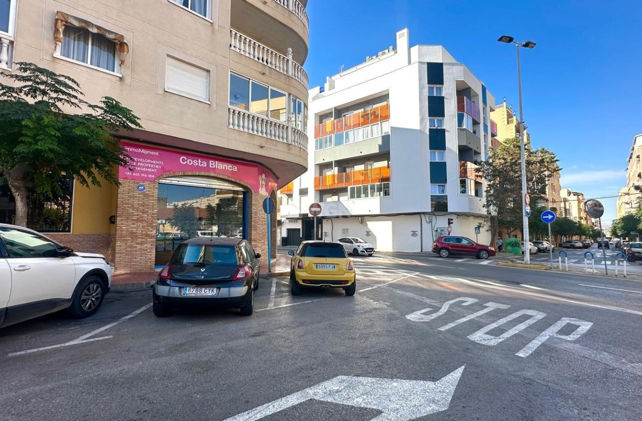 Odsprzedaż - Mieszkanie w bloku - Torrevieja