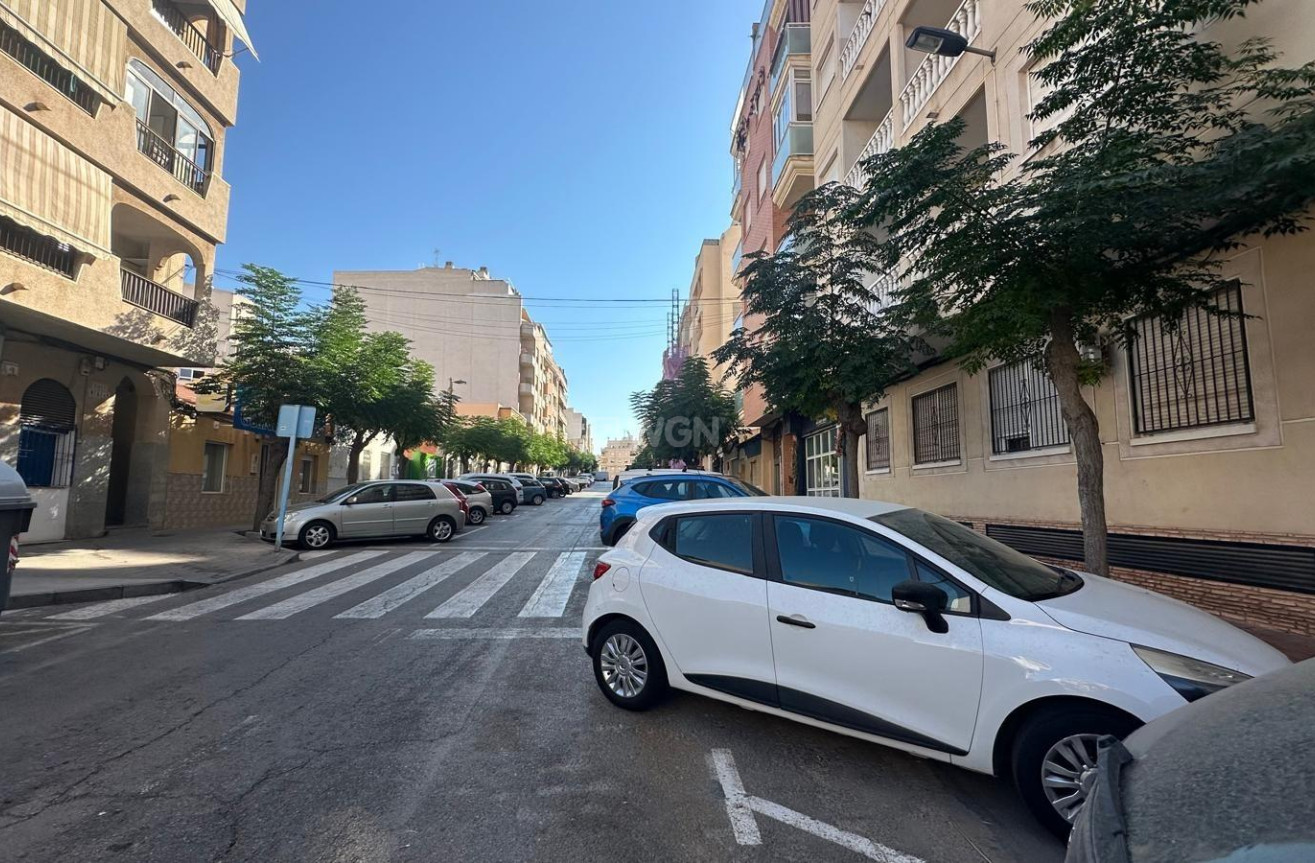 Odsprzedaż - Mieszkanie w bloku - Torrevieja