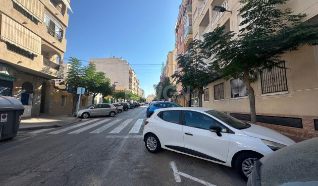 Odsprzedaż - Mieszkanie w bloku - Torrevieja