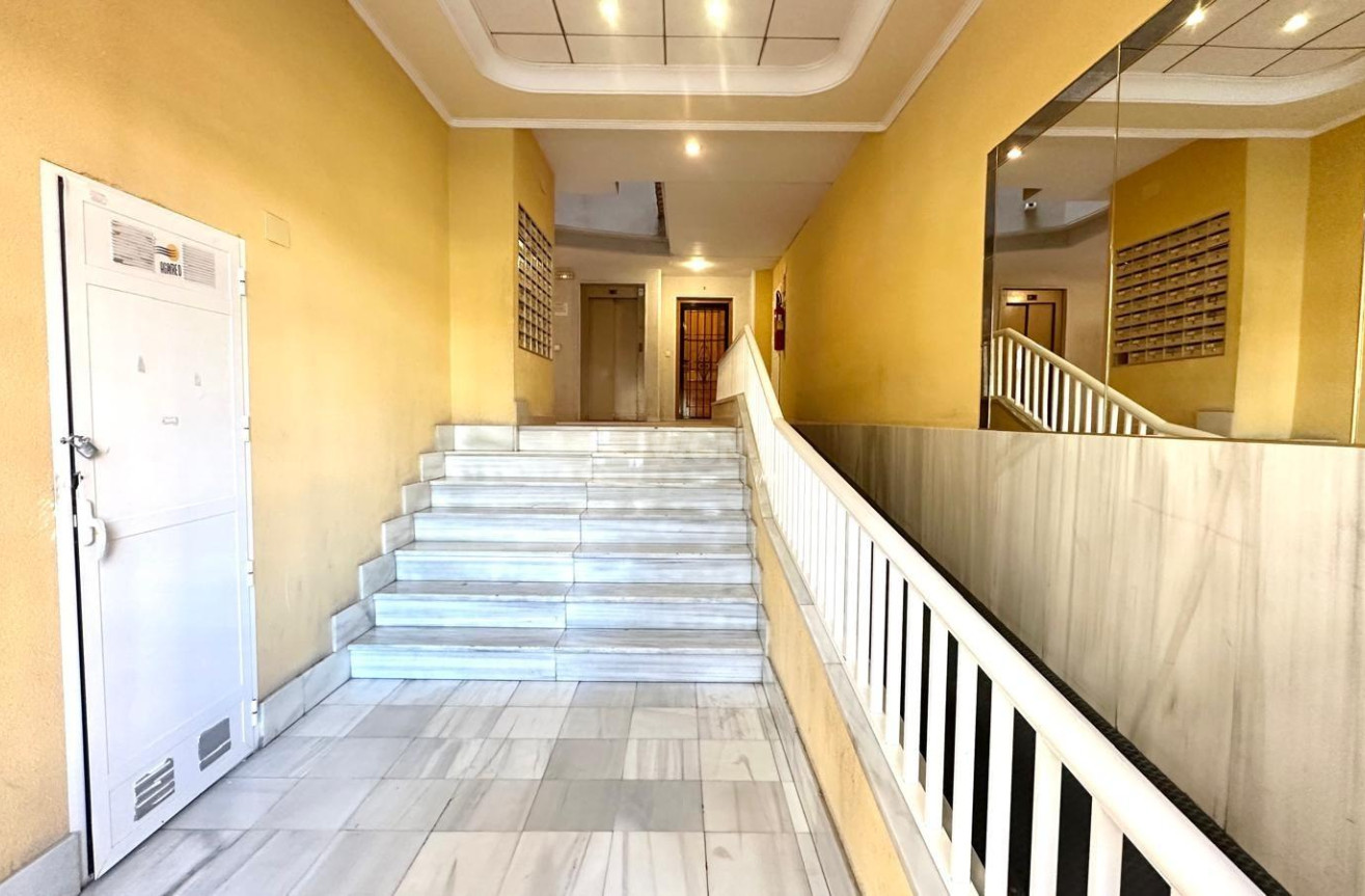 Odsprzedaż - Mieszkanie w bloku - Torrevieja