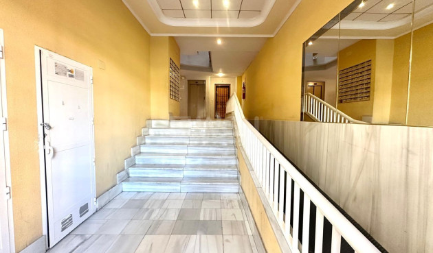 Odsprzedaż - Mieszkanie w bloku - Torrevieja