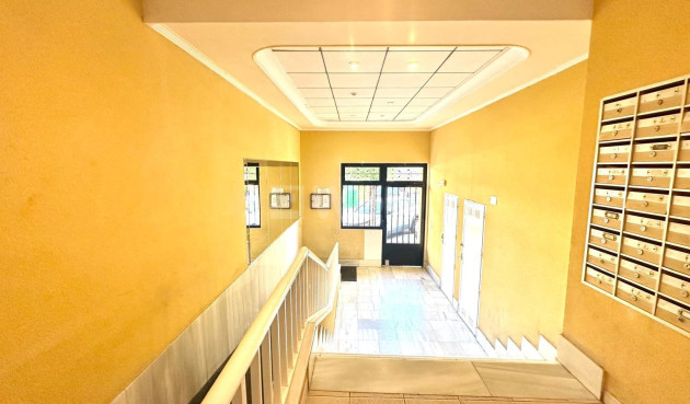 Odsprzedaż - Mieszkanie w bloku - Torrevieja