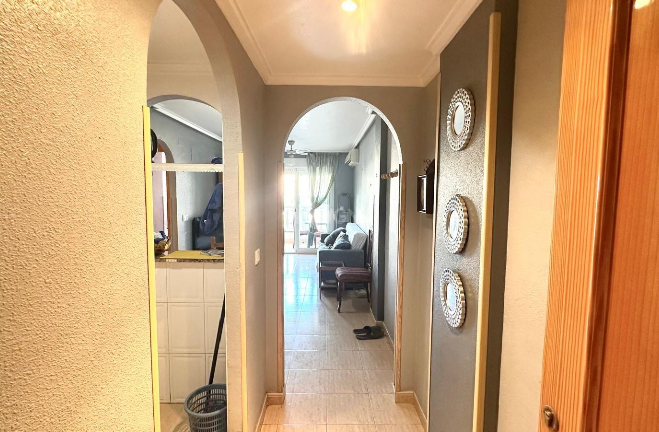 Odsprzedaż - Mieszkanie w bloku - Torrevieja