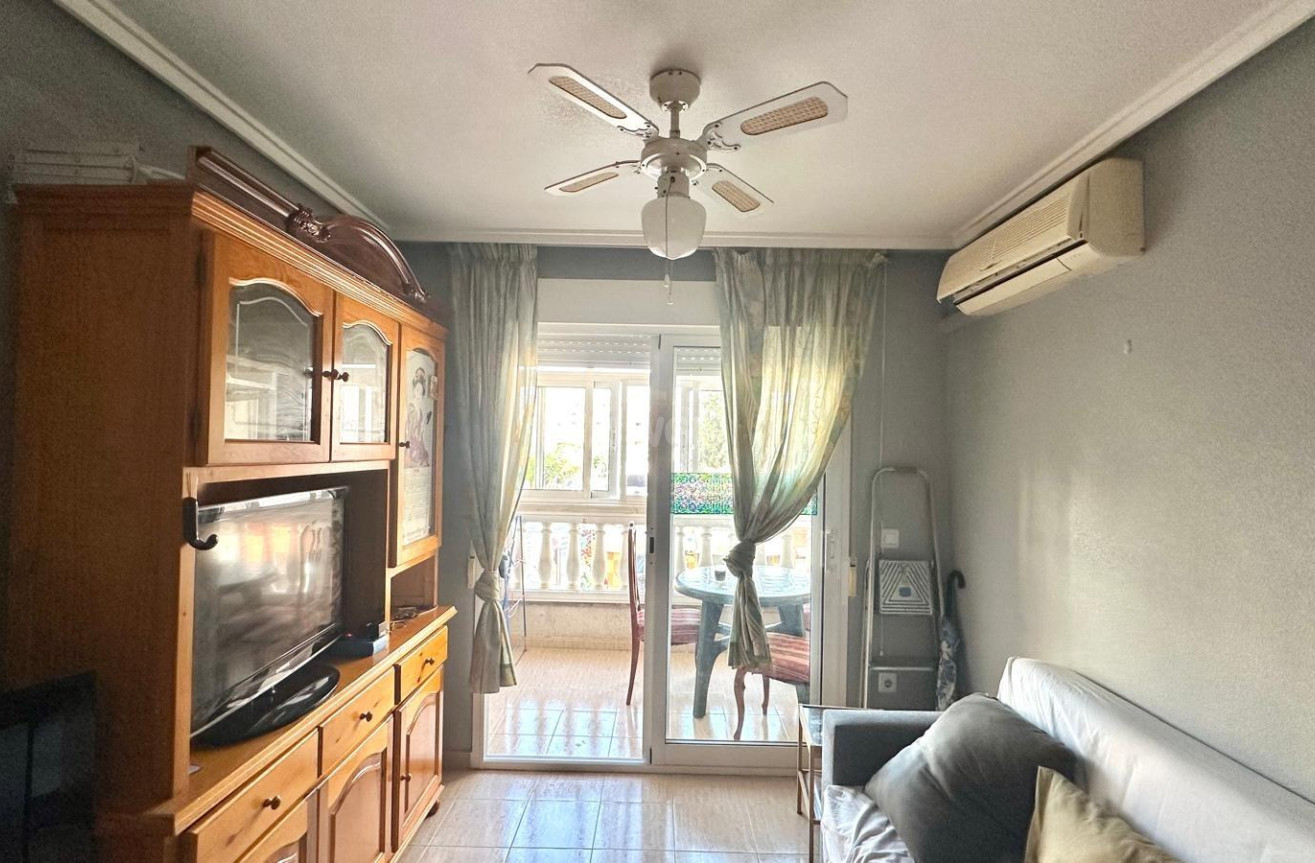 Odsprzedaż - Mieszkanie w bloku - Torrevieja