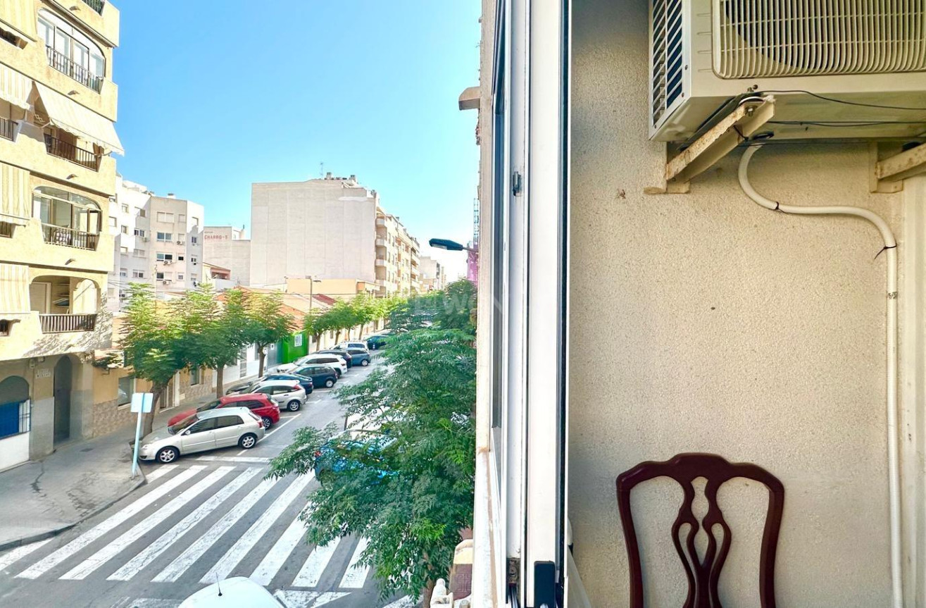 Odsprzedaż - Mieszkanie w bloku - Torrevieja