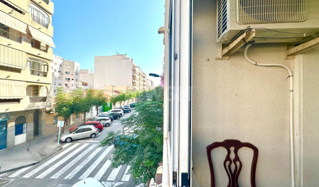 Odsprzedaż - Mieszkanie w bloku - Torrevieja