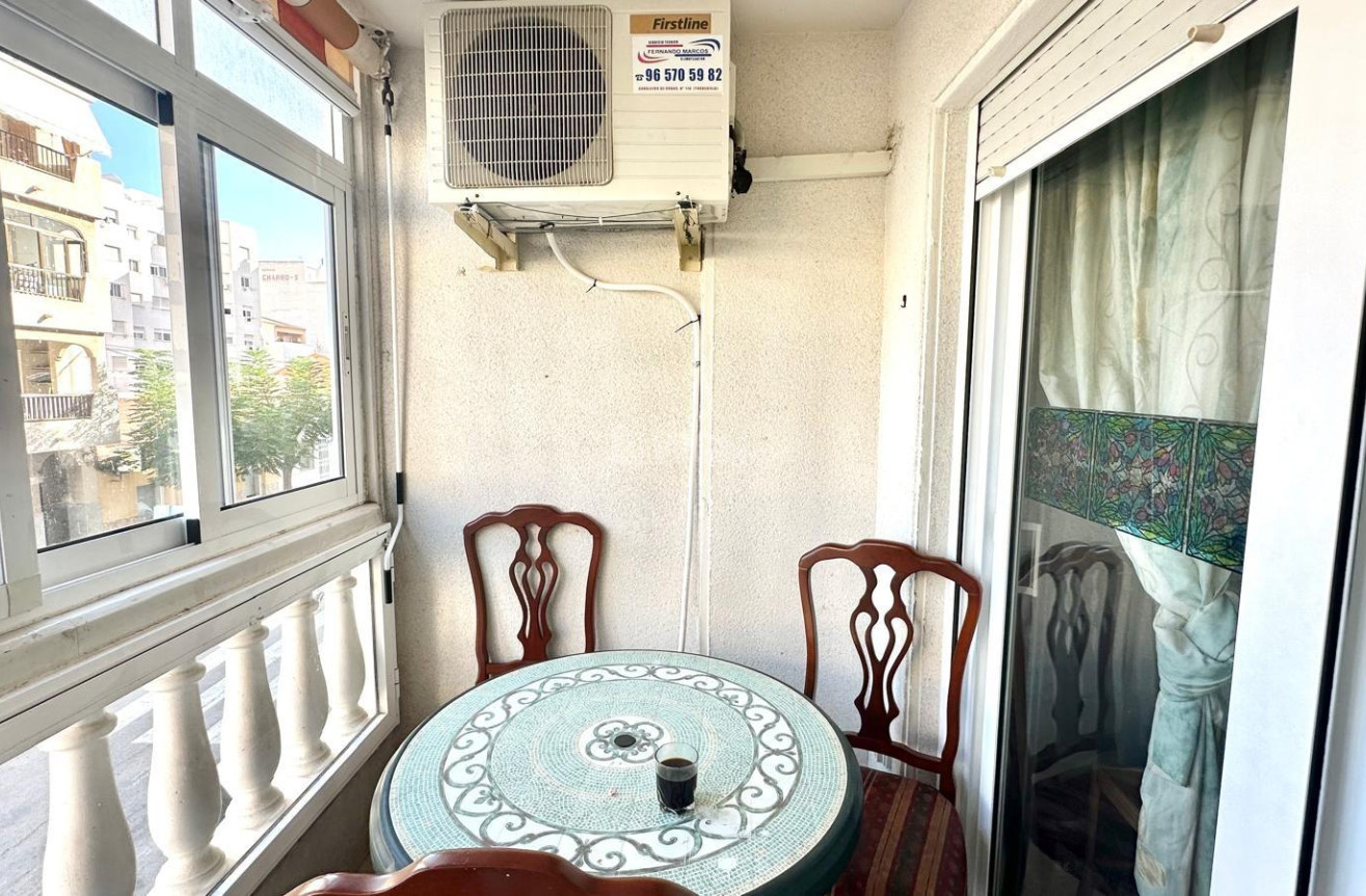 Odsprzedaż - Mieszkanie w bloku - Torrevieja