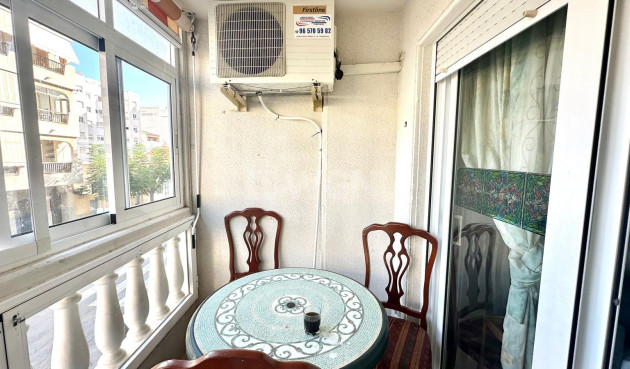 Odsprzedaż - Mieszkanie w bloku - Torrevieja