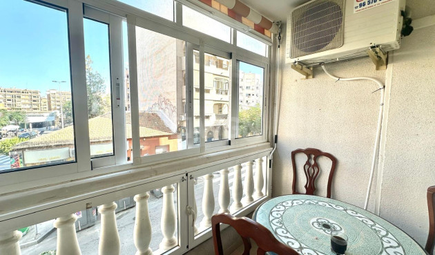 Odsprzedaż - Mieszkanie w bloku - Torrevieja