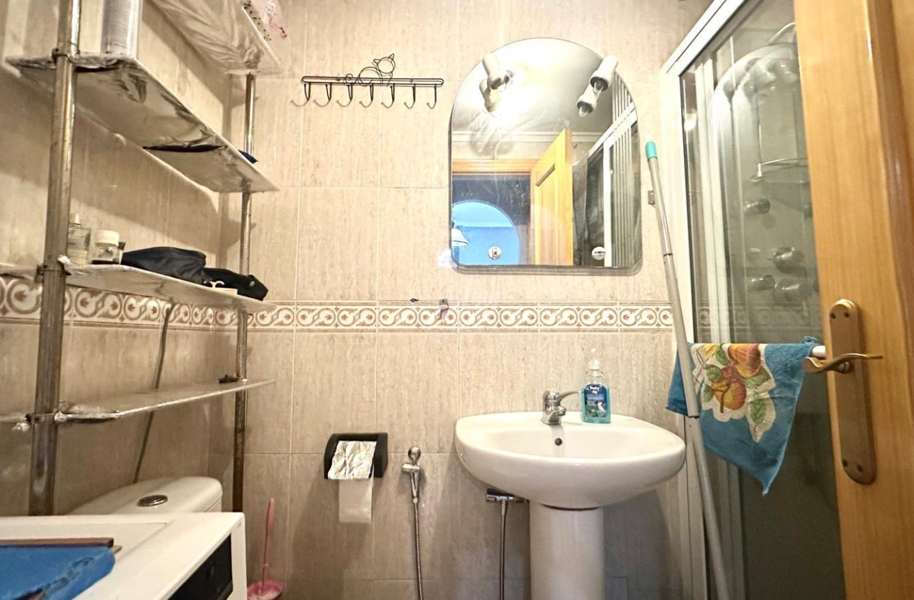 Odsprzedaż - Mieszkanie w bloku - Torrevieja