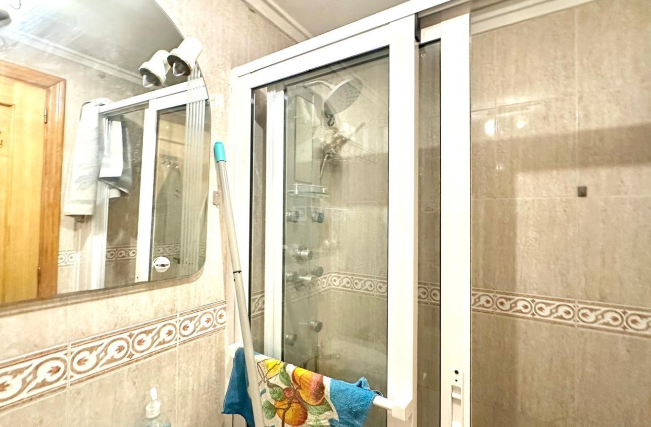 Odsprzedaż - Mieszkanie w bloku - Torrevieja