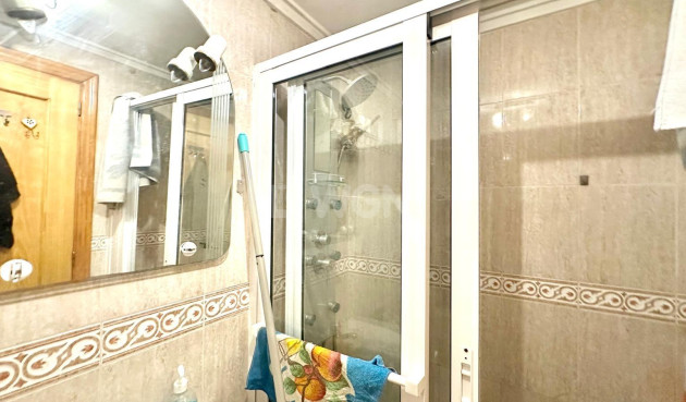 Odsprzedaż - Mieszkanie w bloku - Torrevieja