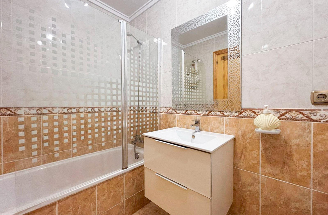 Odsprzedaż - Mieszkanie w bloku - Torrevieja - Centro