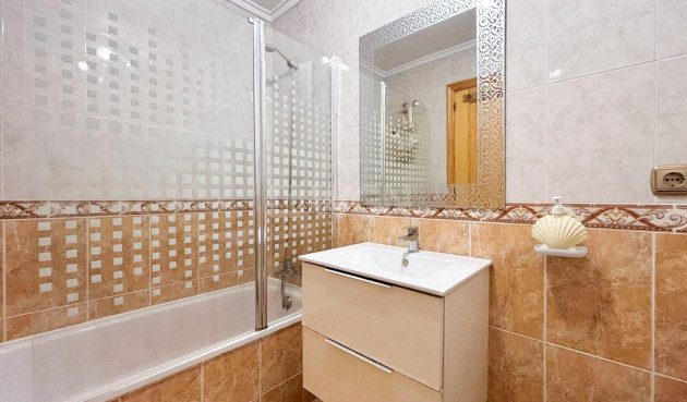 Odsprzedaż - Mieszkanie w bloku - Torrevieja - Centro