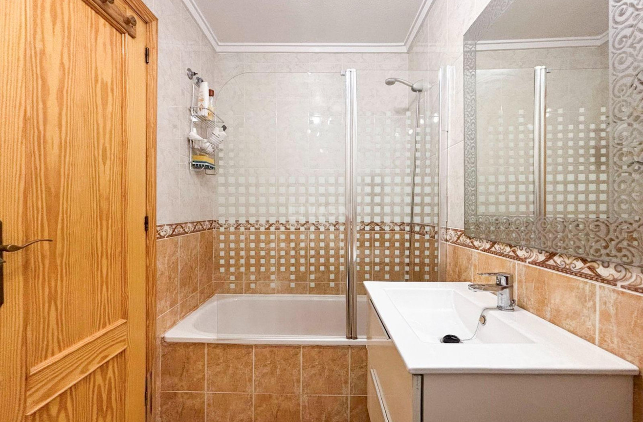 Odsprzedaż - Mieszkanie w bloku - Torrevieja - Centro