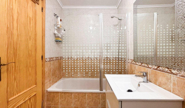 Odsprzedaż - Mieszkanie w bloku - Torrevieja - Centro