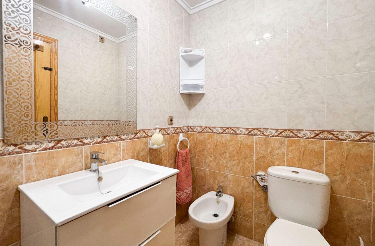 Odsprzedaż - Mieszkanie w bloku - Torrevieja - Centro