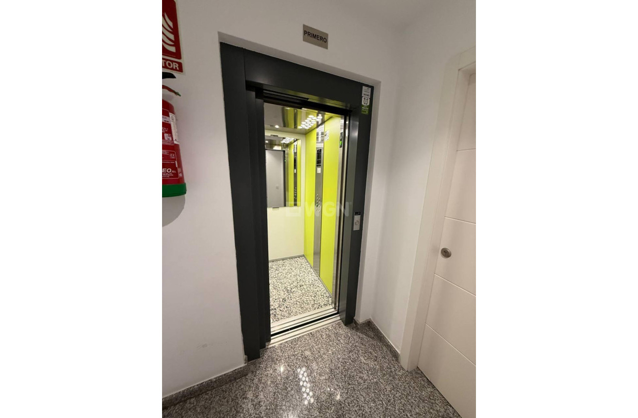 Odsprzedaż - Mieszkanie w bloku - Torrevieja - La Mata