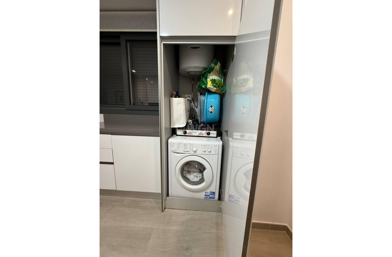 Odsprzedaż - Mieszkanie w bloku - Torrevieja - La Mata