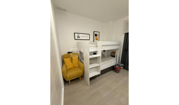 Odsprzedaż - Mieszkanie w bloku - Torrevieja - La Mata