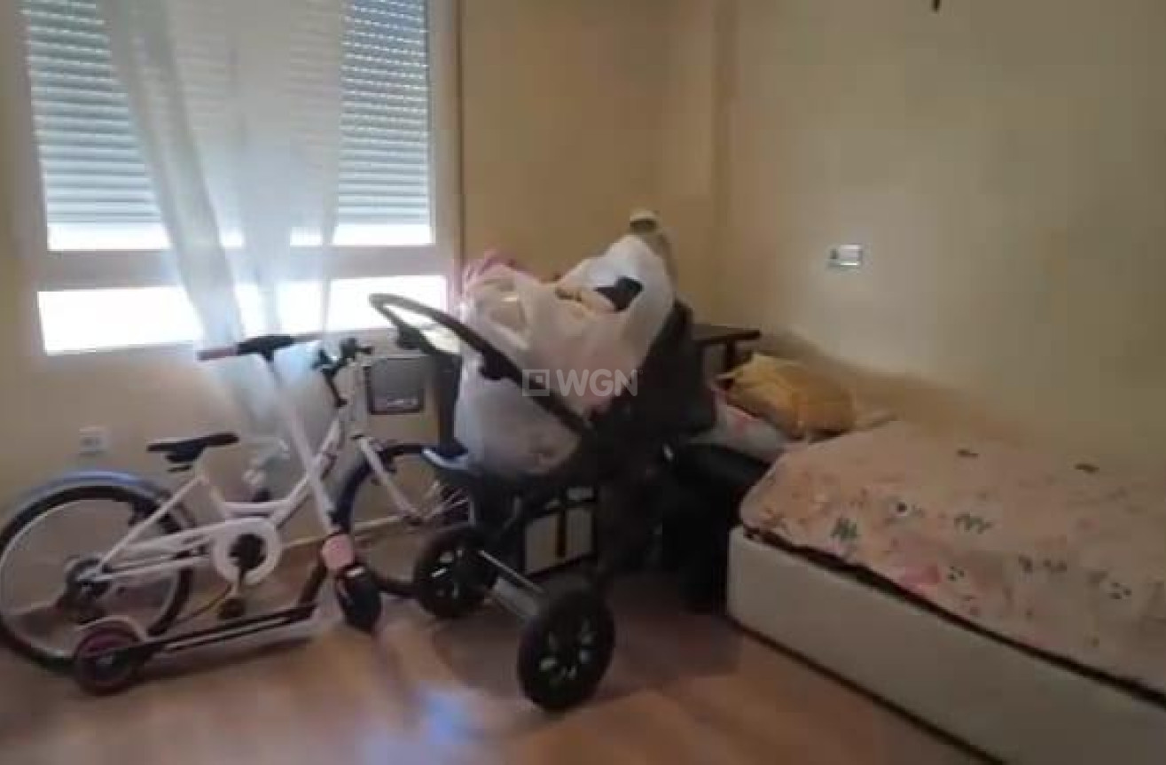 Odsprzedaż - Mieszkanie w bloku - Torrevieja