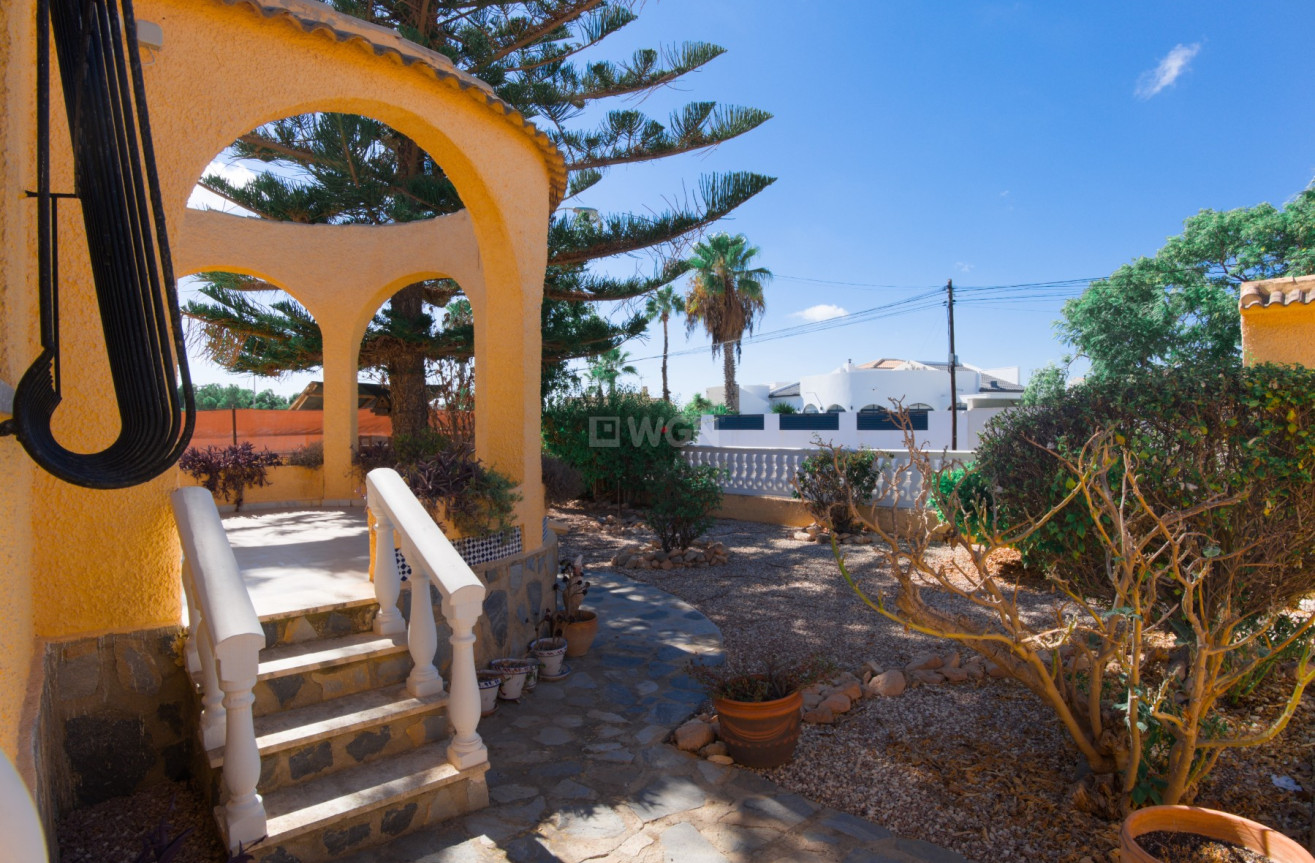 Resale - Villa - La Siesta - Costa Blanca
