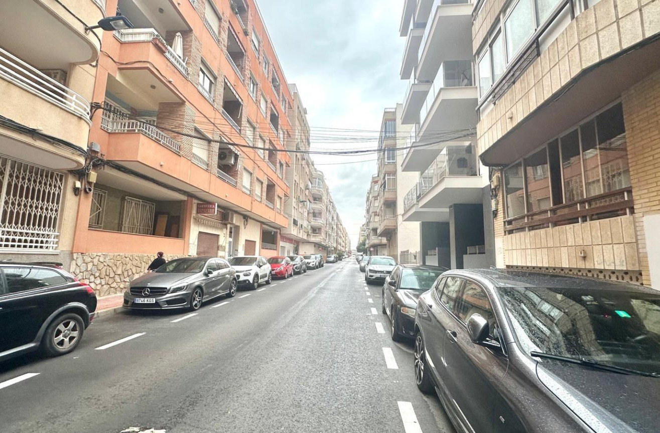 Odsprzedaż - Mieszkanie w bloku - Torrevieja - Playa del Cura