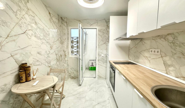 Odsprzedaż - Mieszkanie w bloku - Torrevieja - Playa del Cura