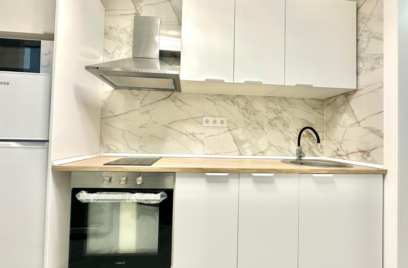 Odsprzedaż - Mieszkanie w bloku - Torrevieja - Playa del Cura