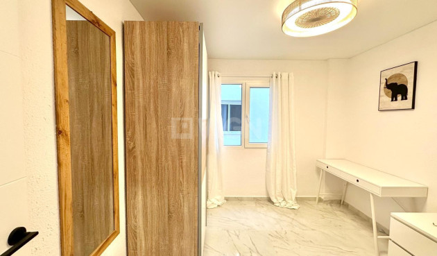 Odsprzedaż - Mieszkanie w bloku - Torrevieja - Playa del Cura