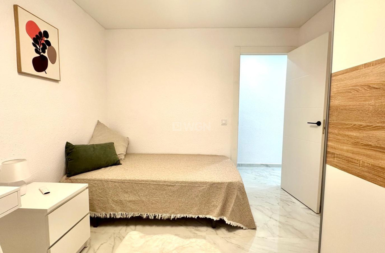 Odsprzedaż - Mieszkanie w bloku - Torrevieja - Playa del Cura