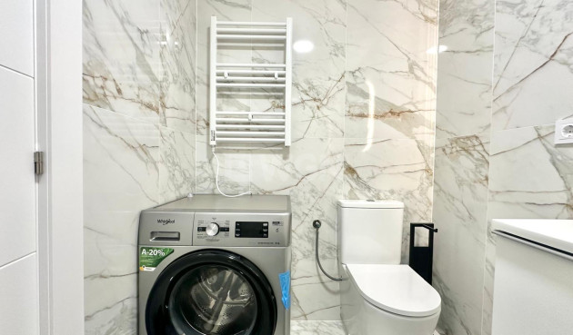 Odsprzedaż - Mieszkanie w bloku - Torrevieja - Playa del Cura