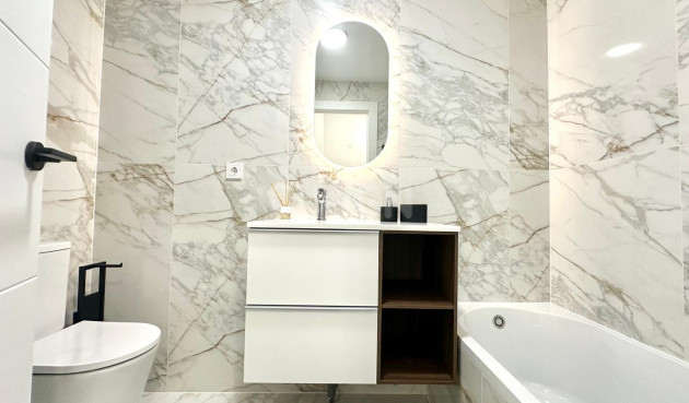 Odsprzedaż - Mieszkanie w bloku - Torrevieja - Playa del Cura