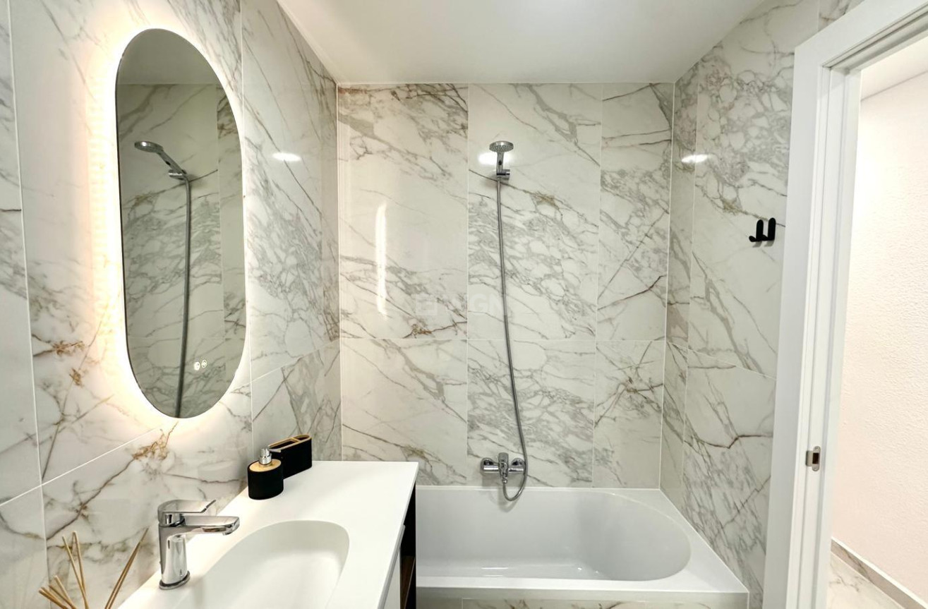 Odsprzedaż - Mieszkanie w bloku - Torrevieja - Playa del Cura