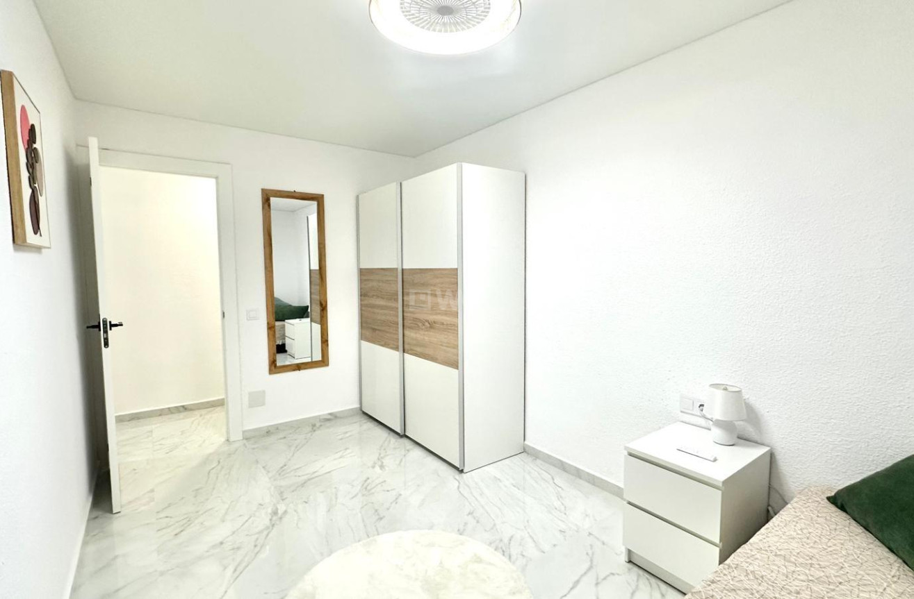 Odsprzedaż - Mieszkanie w bloku - Torrevieja - Playa del Cura