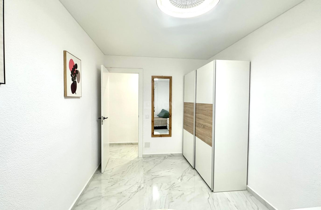 Odsprzedaż - Mieszkanie w bloku - Torrevieja - Playa del Cura