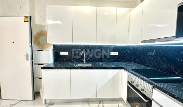 Odsprzedaż - Mieszkanie w bloku - Torrevieja - Playa del Cura