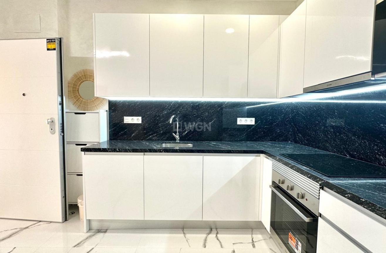 Odsprzedaż - Mieszkanie w bloku - Torrevieja - Playa del Cura