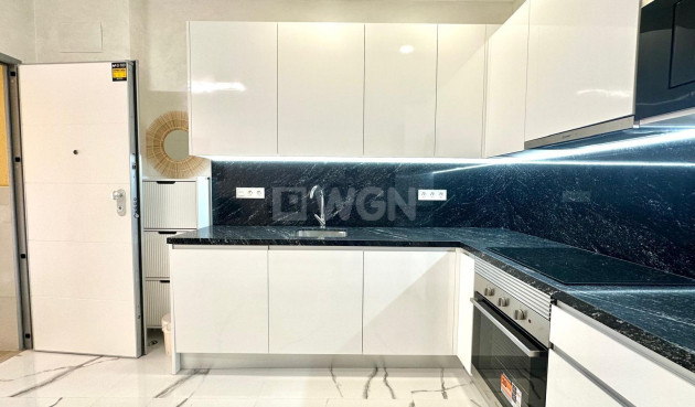 Odsprzedaż - Mieszkanie w bloku - Torrevieja - Playa del Cura