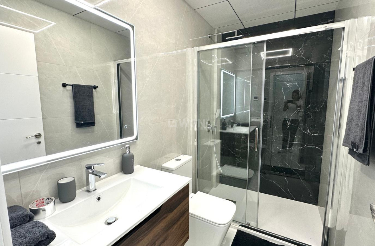 Odsprzedaż - Mieszkanie w bloku - Torrevieja - Playa del Cura