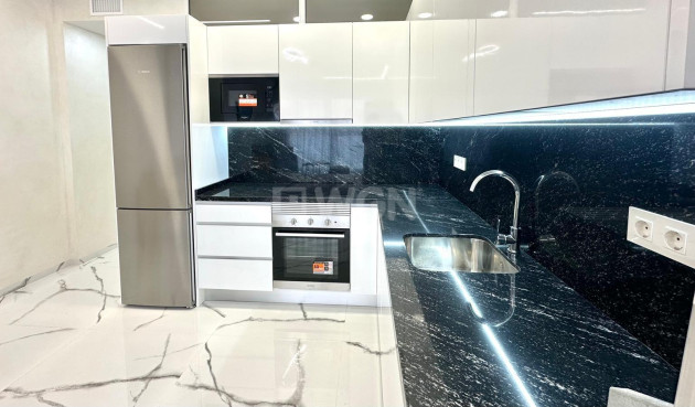 Odsprzedaż - Mieszkanie w bloku - Torrevieja - Playa del Cura