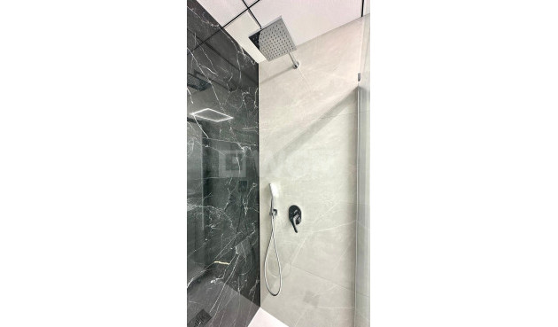 Odsprzedaż - Mieszkanie w bloku - Torrevieja - Playa del Cura