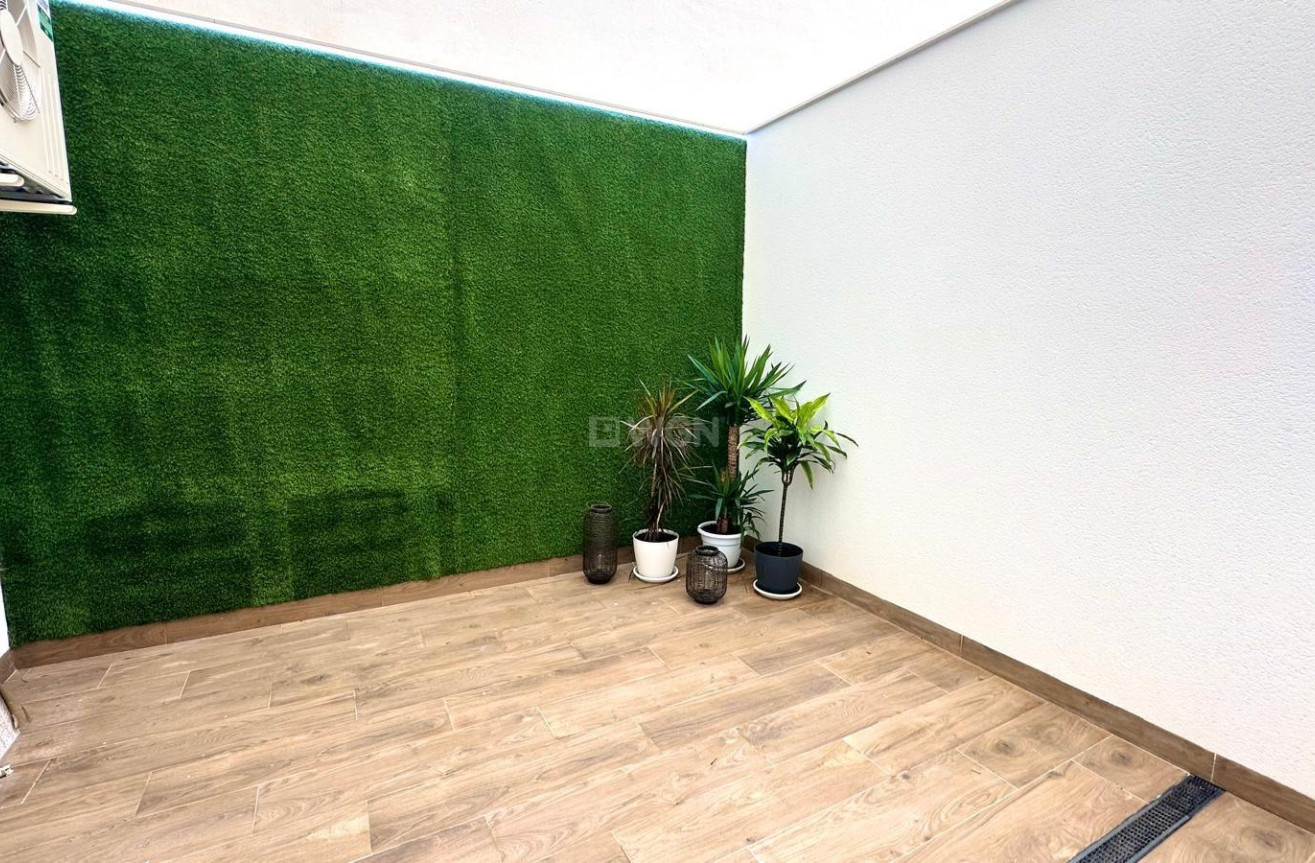 Odsprzedaż - Mieszkanie w bloku - Torrevieja - Playa del Cura