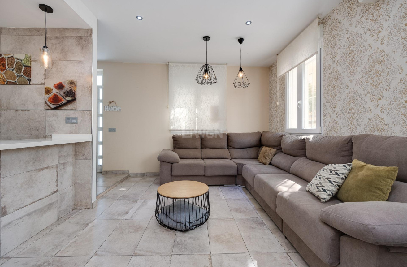 Odsprzedaż - Kamienica - Torrevieja - Centro